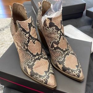 Vince Camuto bootie size 8.5